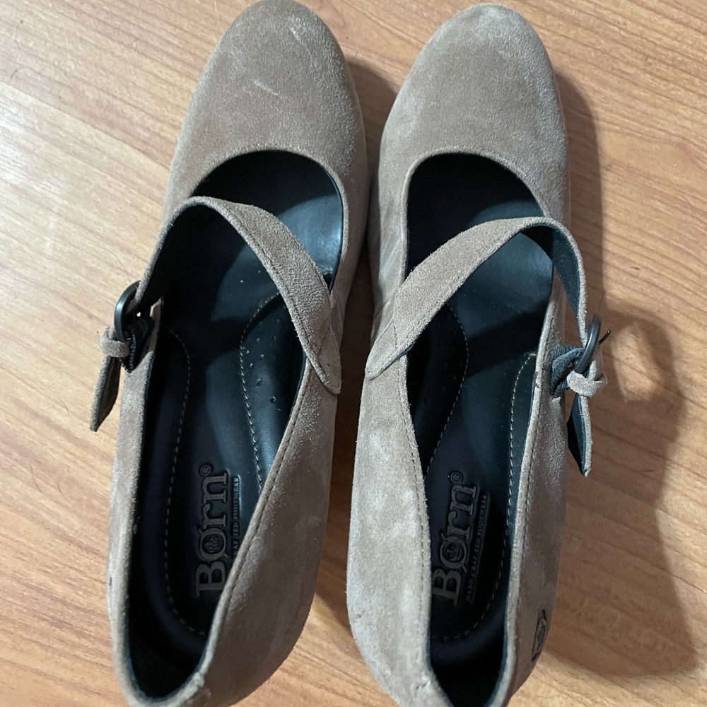 Born Mary Jane style shoes. Suede fabric.